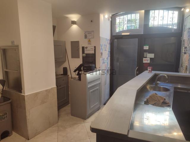 Locale in affitto di 180 m² in Via Foria