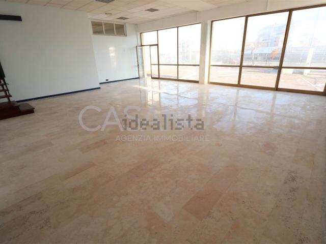 Locale in affitto di 180 m² in Via Filippo Turati