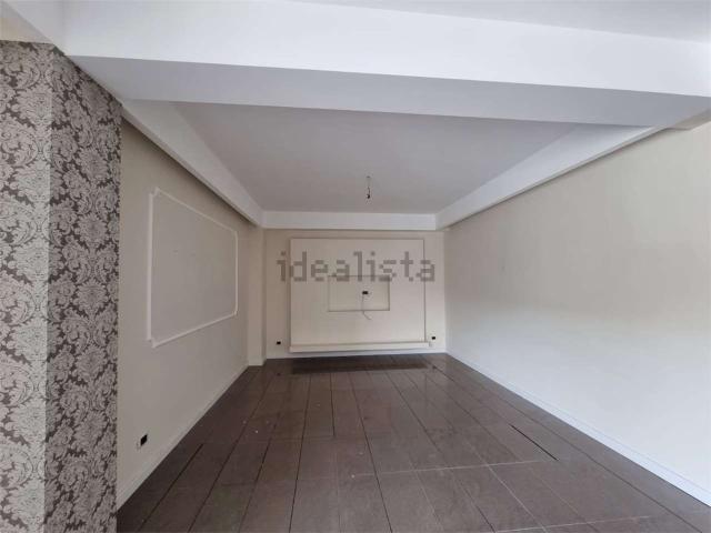 Locale in affitto di 180 m² in Viale Lucrezia della Valle, 72