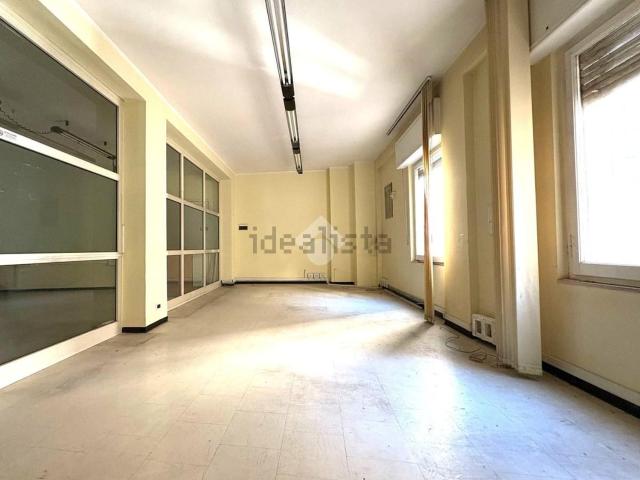 Locale in affitto di 180 m² in Viale Martiri della Libertà, 11