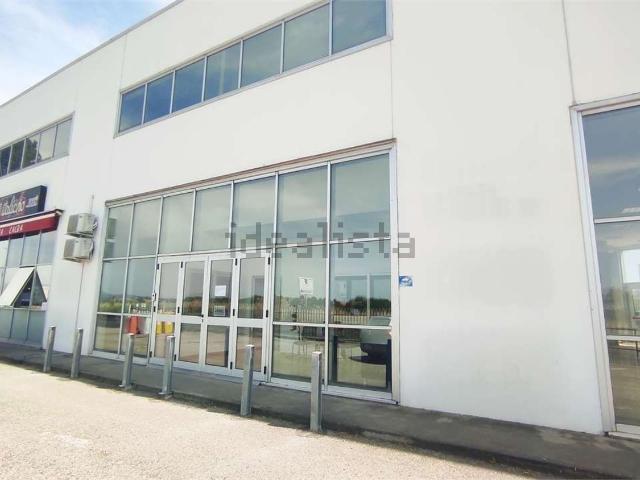 Locale in affitto di 181 m² in Via dei Castelli Romani