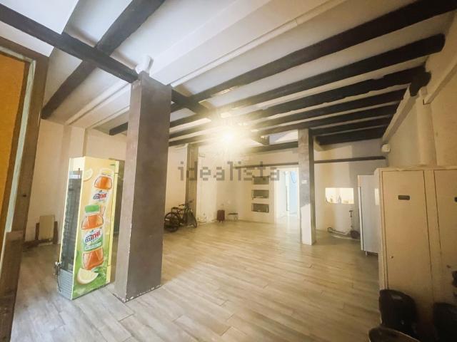 Locale in affitto di 182 m² in Via Giosuè Carducci