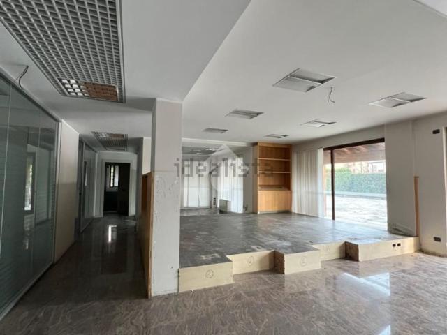 Locale in affitto di 185 m² in Viale Vittorio Veneto