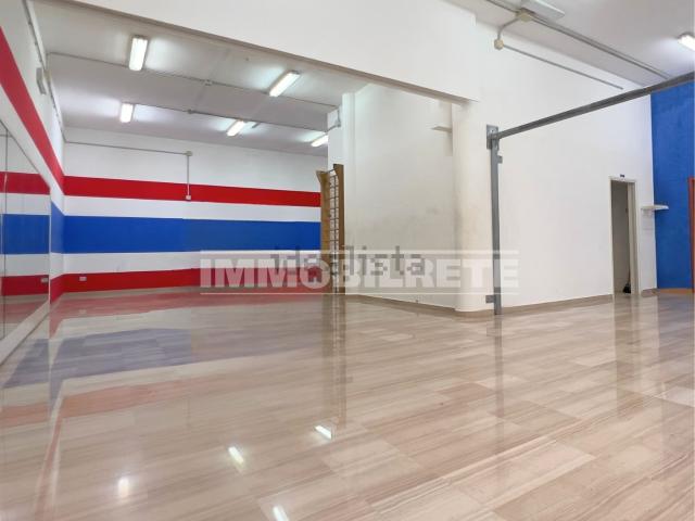 Locale in affitto di 187 m² in Via Tommaso Grossi