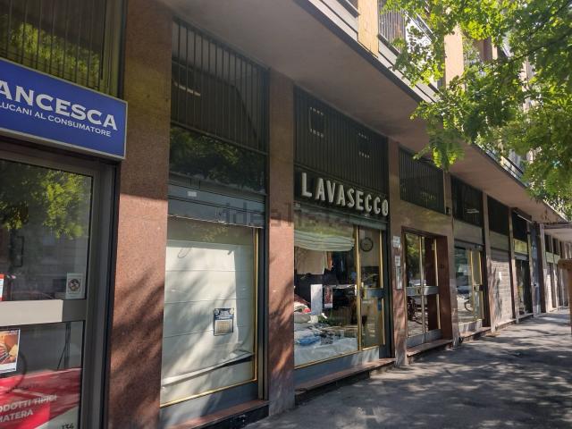 Locale in affitto di 18 m² in Via A. M. Ampère, 126