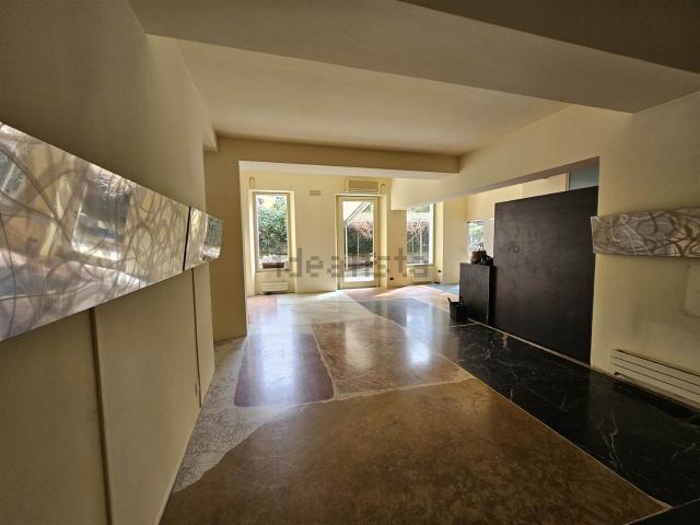 Locale in affitto di 220 m²