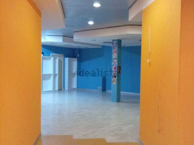Locale in affitto di 190 m² in Via Giovanni Favagrossa, 52