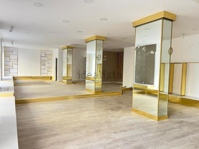 Locale in affitto di 190 m² in Via Francesco Lo Jacono, 66