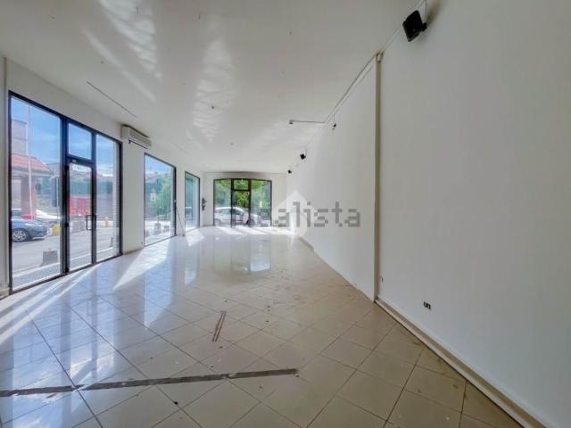 Locale in affitto di 190 m² in Via Nino Tavoni