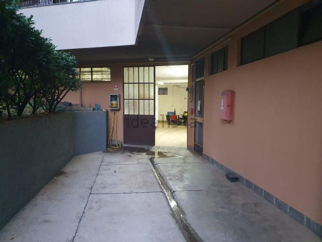 Locale in affitto di 190 m² in Via Saronno, 1