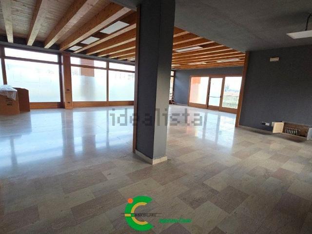 Locale in affitto di 193 m²