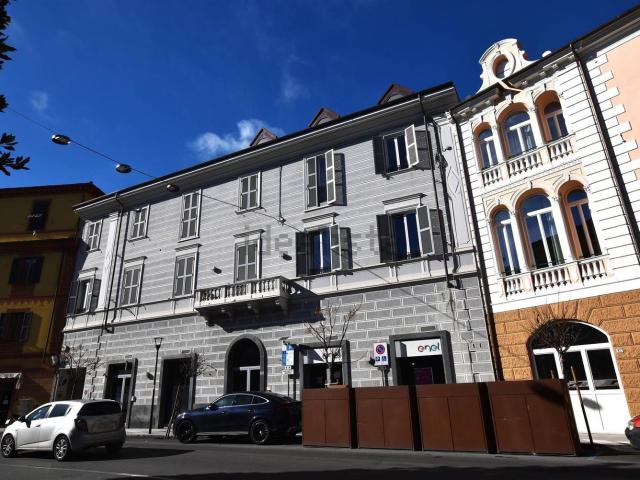 Locale in affitto di 193 m² in Viale Giacomo Matteotti, 25
