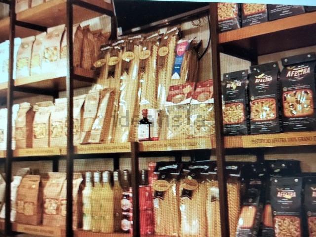 Locale in affitto di 193 m² in Viale Italia