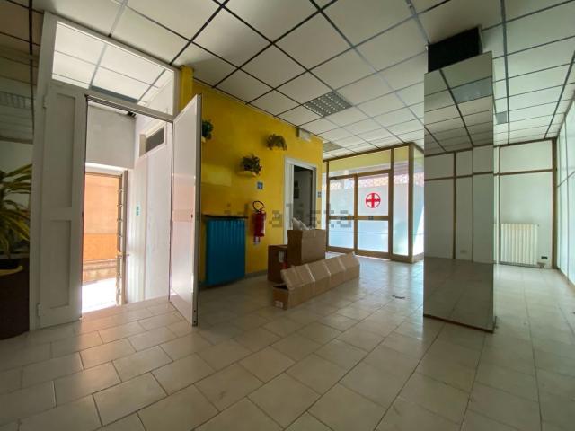 Locale in affitto di 198 m² in Via Silvio Pellico
