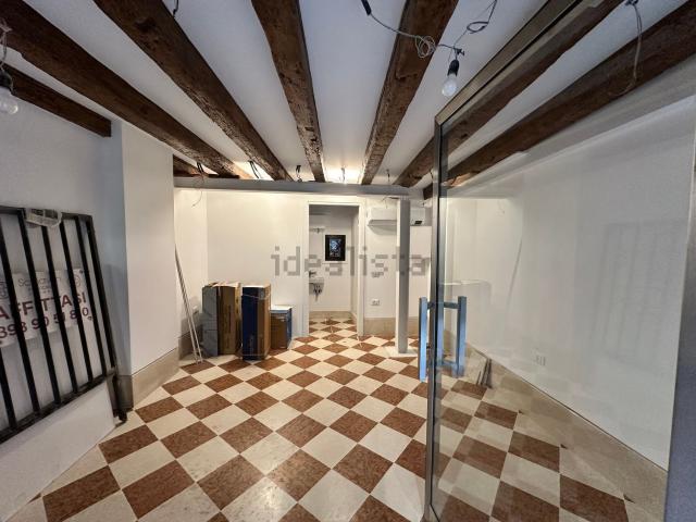 Locale in affitto di 19 m² in Piazza San Marco, 2140