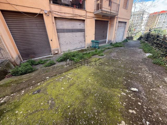 Locale in affitto di 23 m² in Via Fratelli Plutino, 1