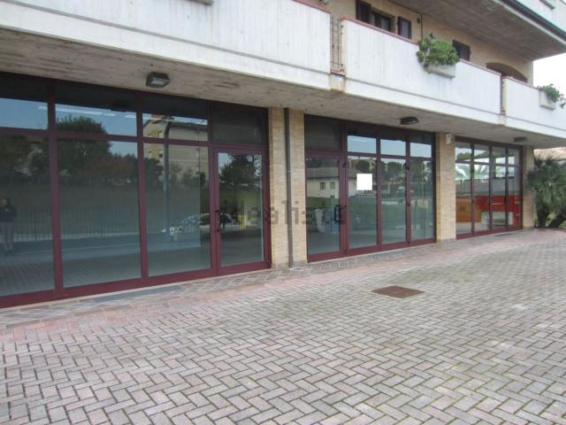 Locale in affitto di 200 m²
