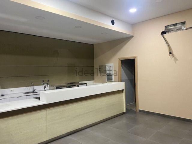 Locale in affitto di 200 m² in Via Giosuè Carducci
