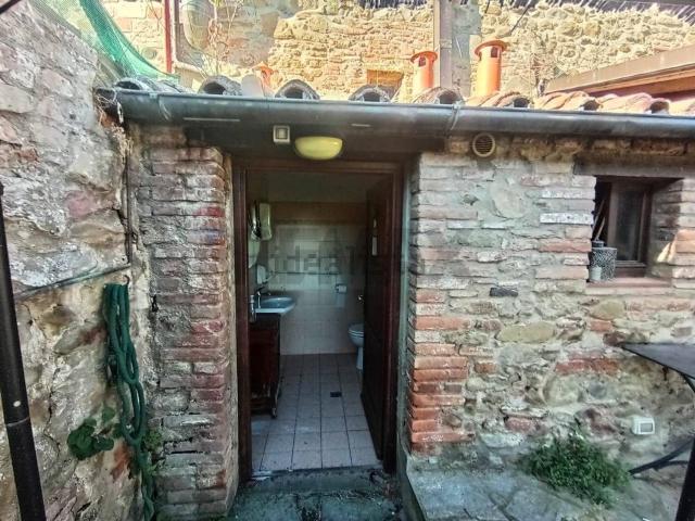 Locale in affitto di 200 m² in Via degli Etruschi, 2