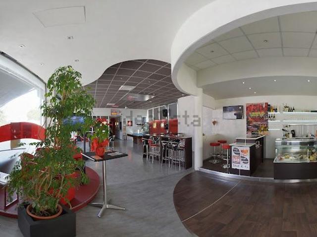Locale in affitto di 200 m² in Via Divisione Julia