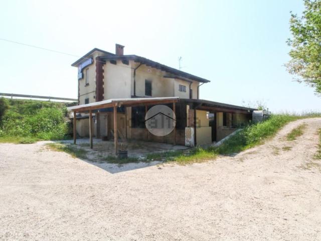Locale in affitto di 200 m² in Via Enrico Tazzoli, 42