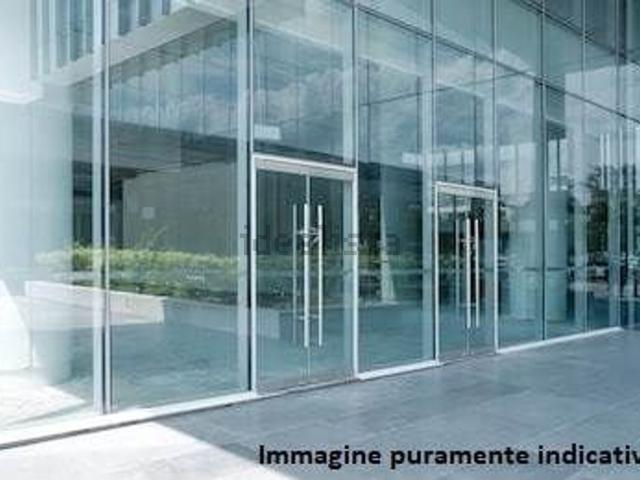 Locale in affitto di 200 m² in Via Filzi