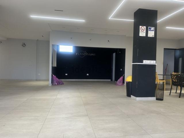 Locale in affitto di 200 m² in Via IV Novembre