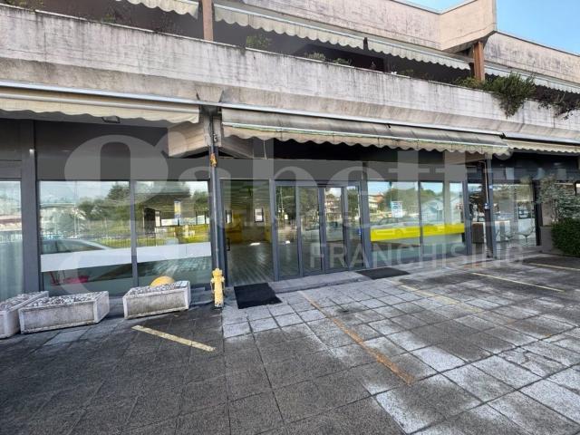 Locale in affitto di 200 m² in Via Lecco, 45