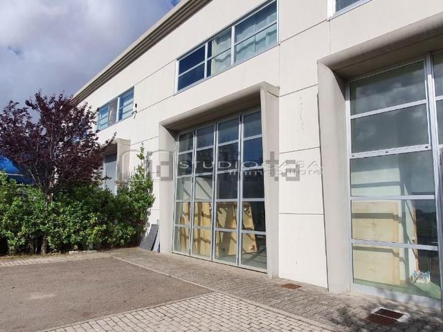 Locale in affitto di 200 m² in Via Salvatore Quasimodo
