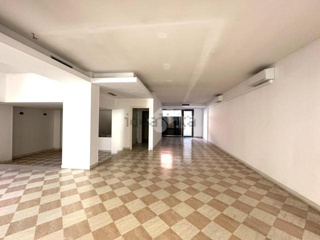 Locale in affitto di 200 m² in Via San Pio X, 2