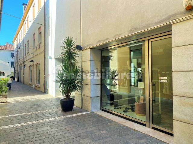 Locale in affitto di 200 m² in Via San Pio X, 34