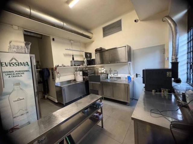 Locale in affitto di 200 m² in Via Ugo Foscolo, 1