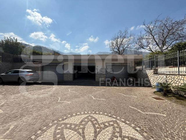 Locale in affitto di 200 m² in Viale degli Aranci