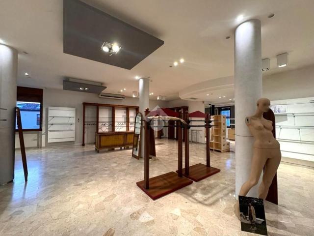 Locale in affitto di 200 m² in Viale dei Colli Euganei, 69