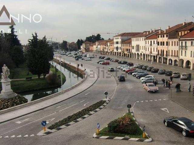 Locale in affitto di 200 m² in Viale Europa