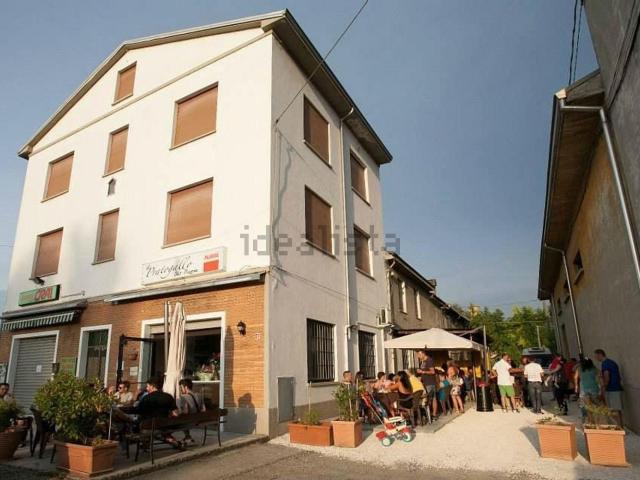 Locale in affitto di 200 m² in Frazione Castione Marchesi, 111