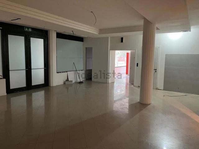 Locale in affitto di 200 m² in Largo Parolini, 100
