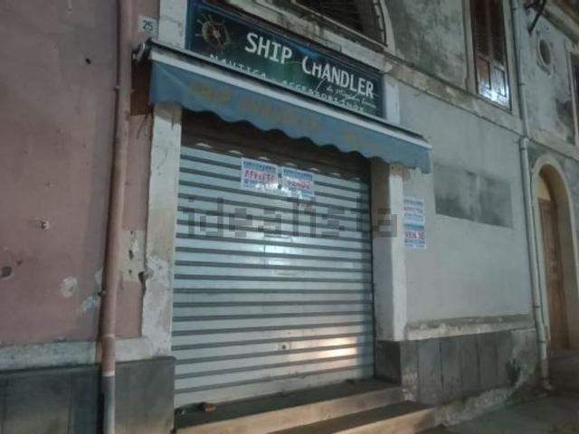 Locale in affitto di 200 m² in Piazza del commercio, 25