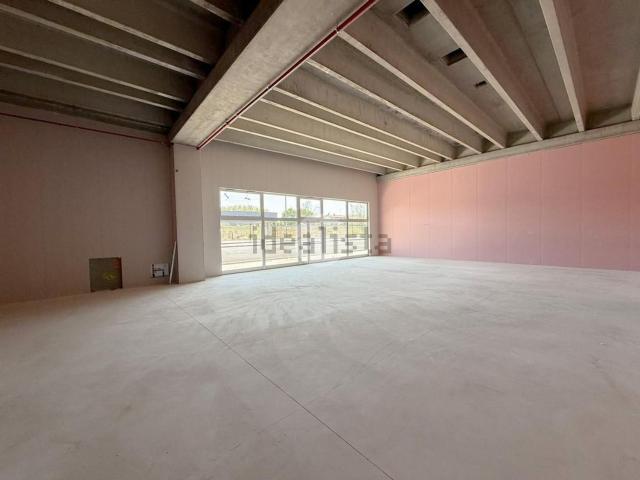 Locale in affitto di 200 m² in Strada Statale Soncinese, 1