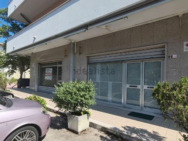 Locale in affitto di 201 m² in Via Vestina a Monte, 15