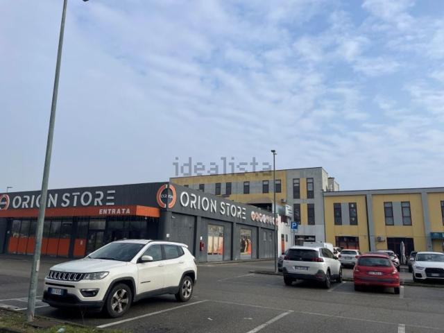 Locale in affitto di 201 m² in Viale Papa Giovanni XXIII, 2