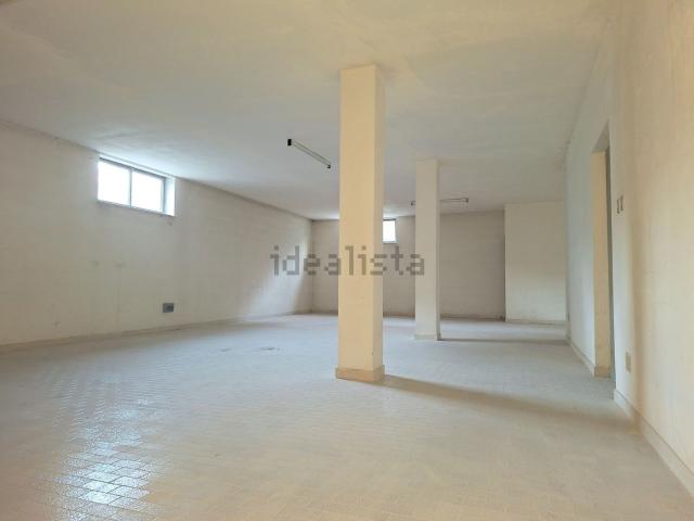 Locale in affitto di 203 m² in Via degli Olivi