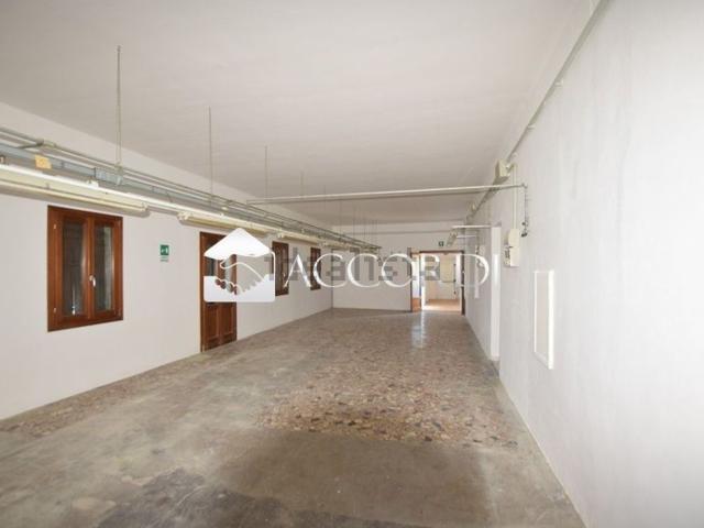 Locale in affitto di 204 m² in Via roma