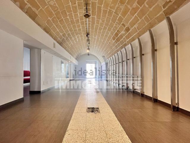 Locale in affitto di 204 m² in Via Bari