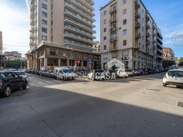 Locale in affitto di 205 m² in Via Ferdinando Li Donni