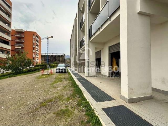 Locale in affitto di 207 m² in Via Pietro Nenni, 42