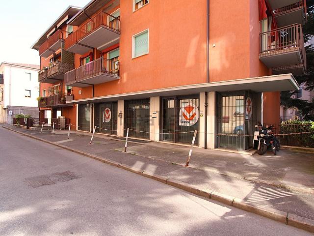 Locale in affitto di 208 m² in Via Pietro Cossali, 2