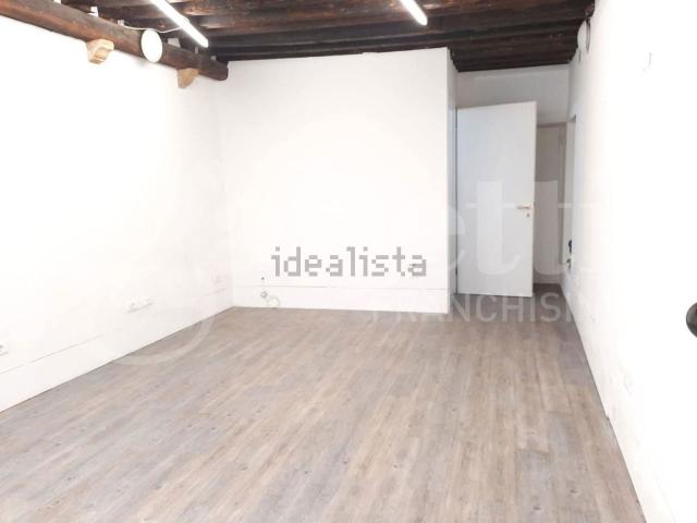 Locale in affitto di 20 m² in Via Santa Croce