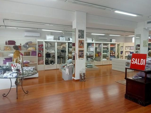 Locale in affitto di 210 m²