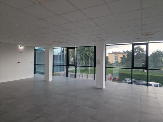 Locale in affitto di 210 m²